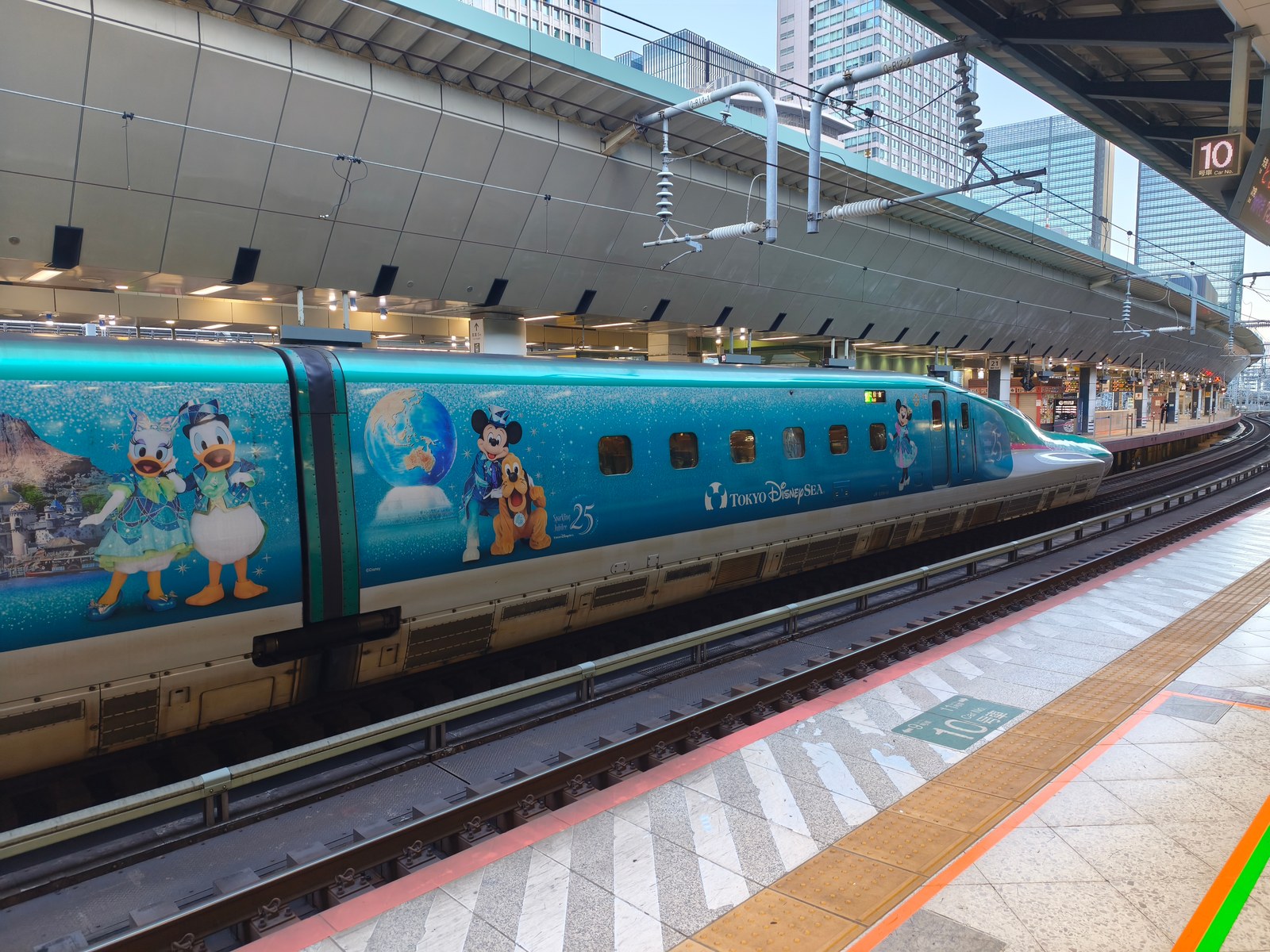 06:38、東京駅のホーム。新幹線が旅の始まりを彩る。