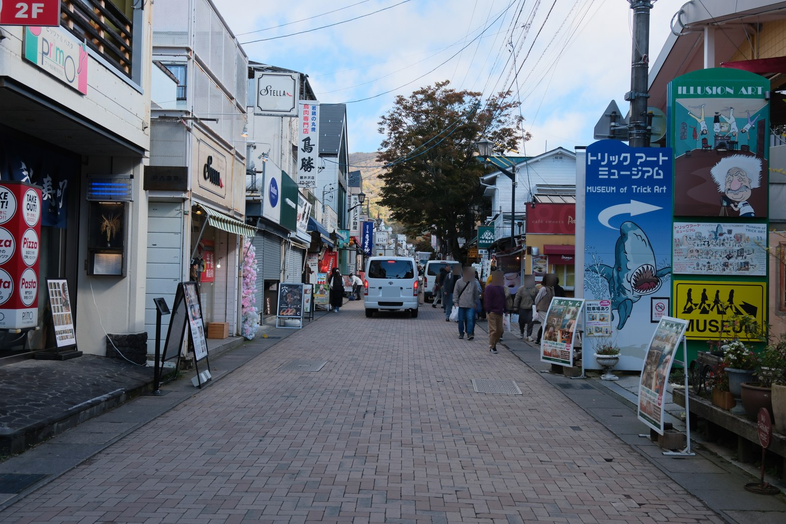 旧軽井沢銀座の、店が連なる通り。