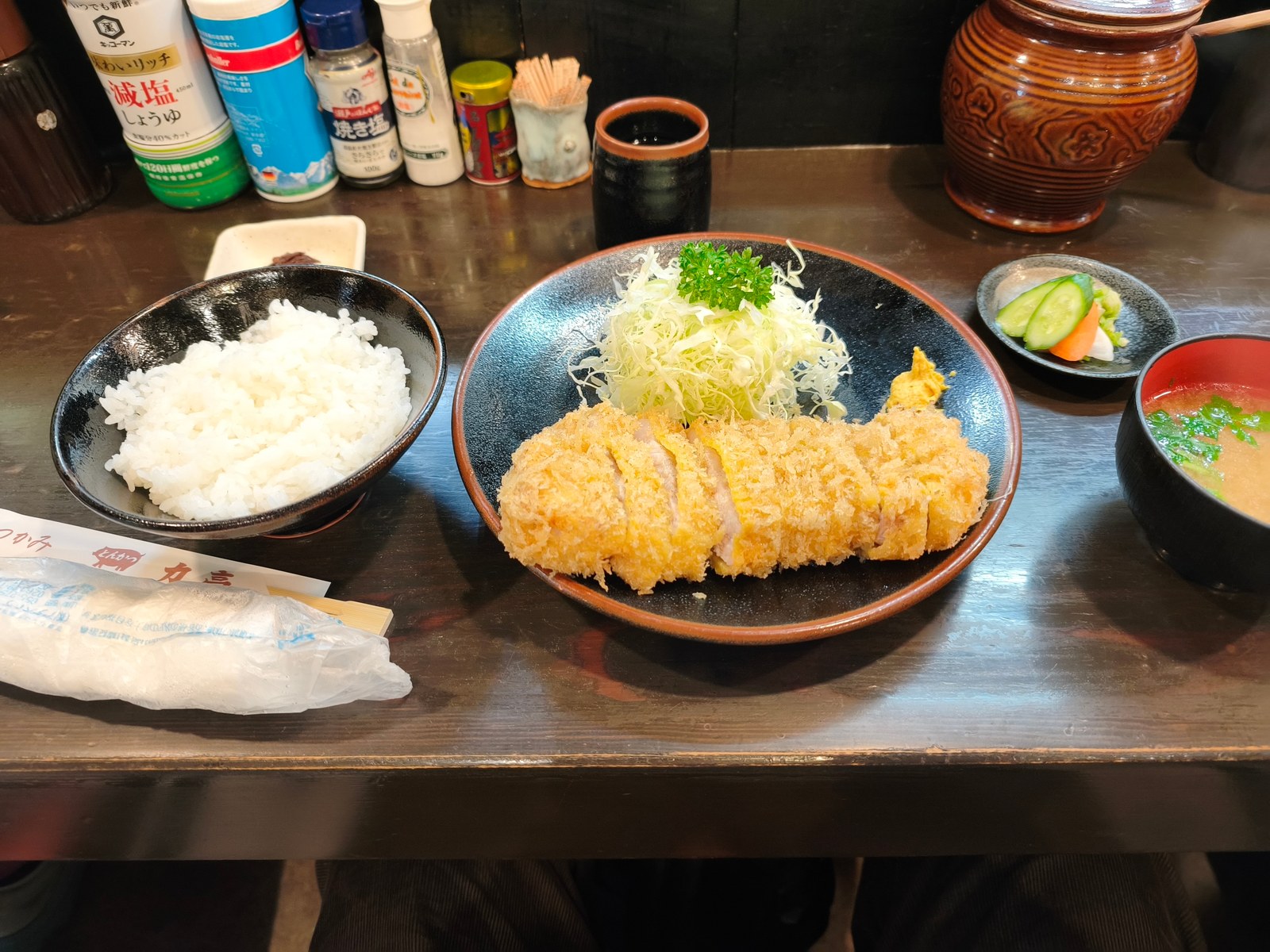 力亭での昼食。とんかつ、ご飯、汁物が並ぶ。