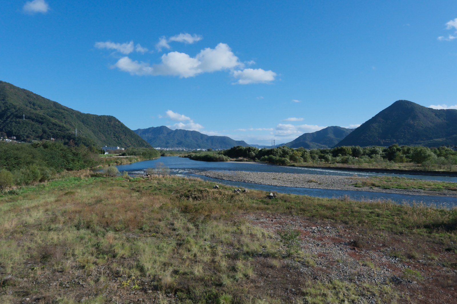 千曲川と、その向こうに重なる山並み。