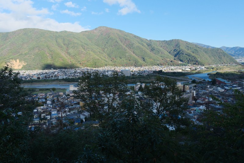 途中の見晴台から、川と街を眺める。