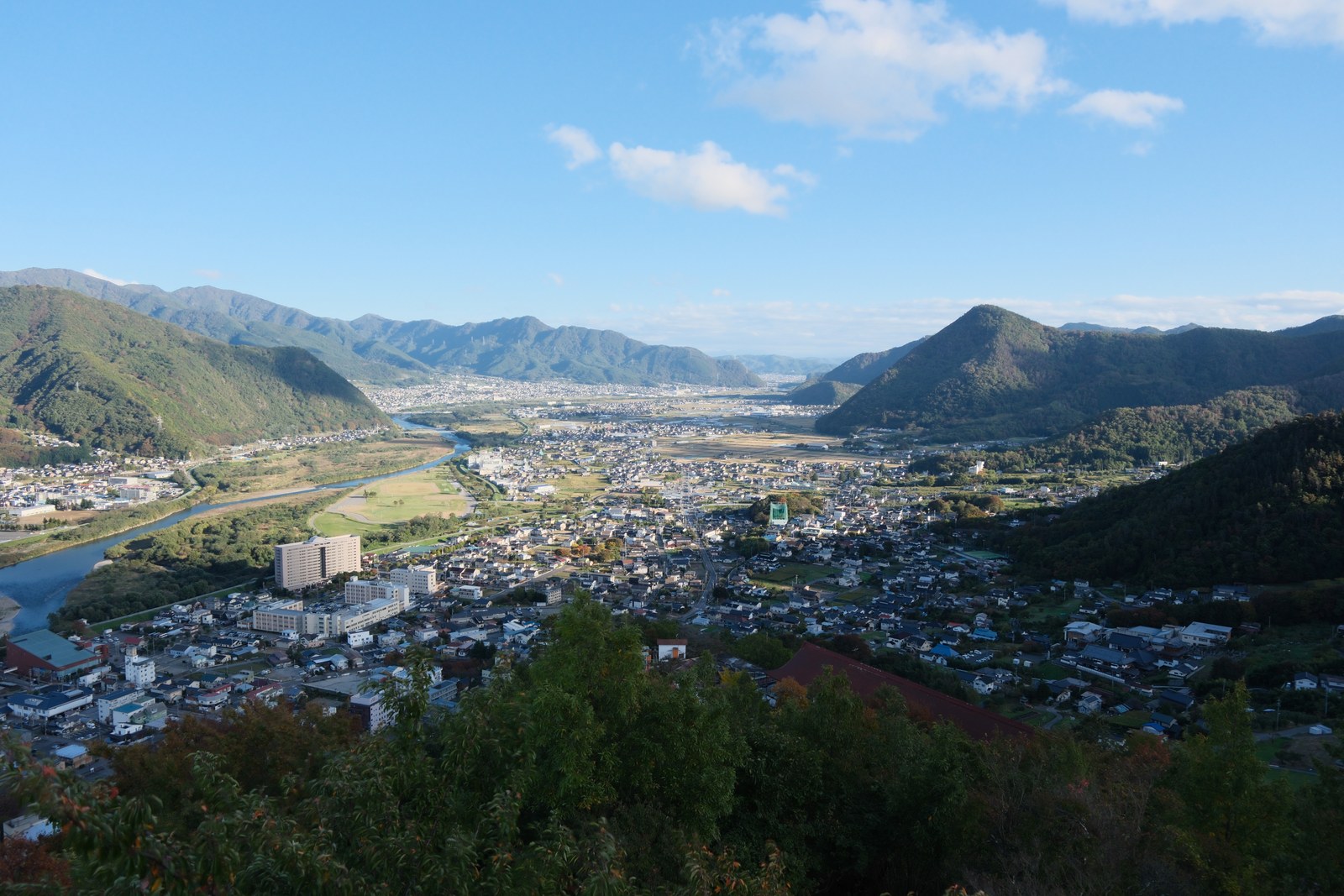 城跡から見渡す千曲川と街。