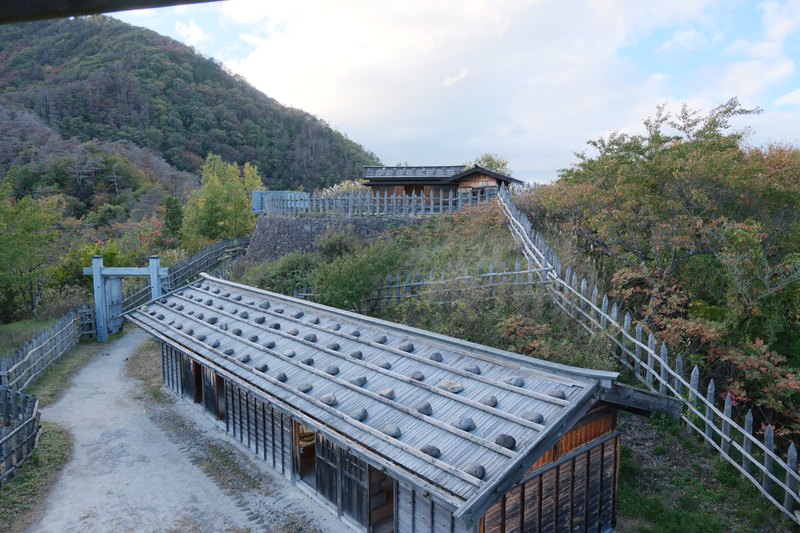 斜面に沿う屋根と、上の郭。