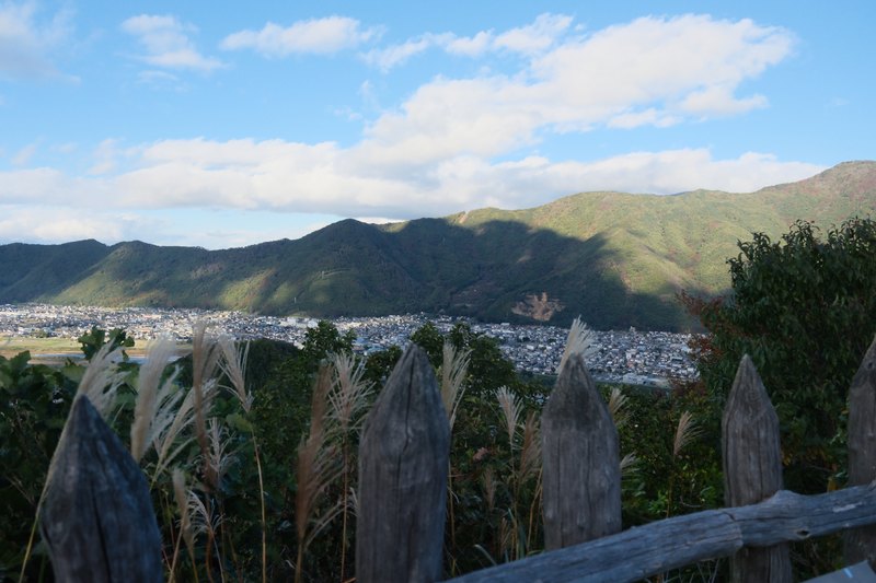 木柵越しに広がる街と山。
