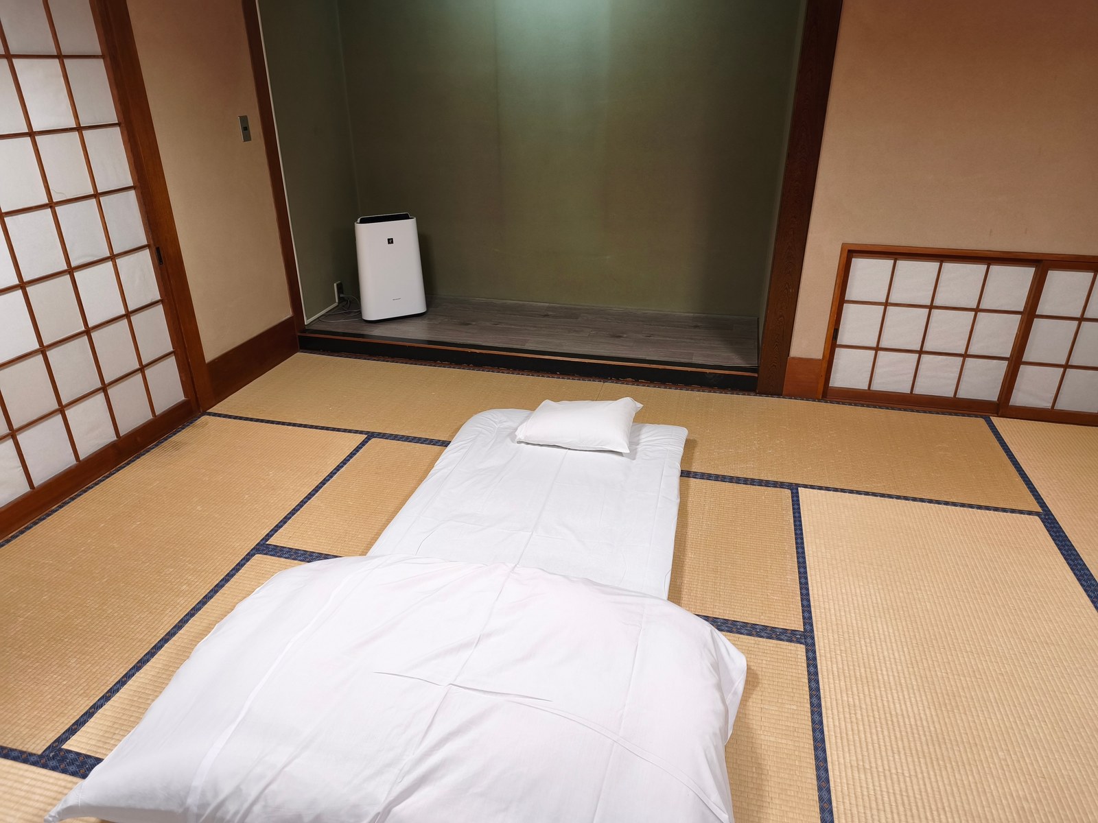 菊水の客室。畳と障子、用意された布団。