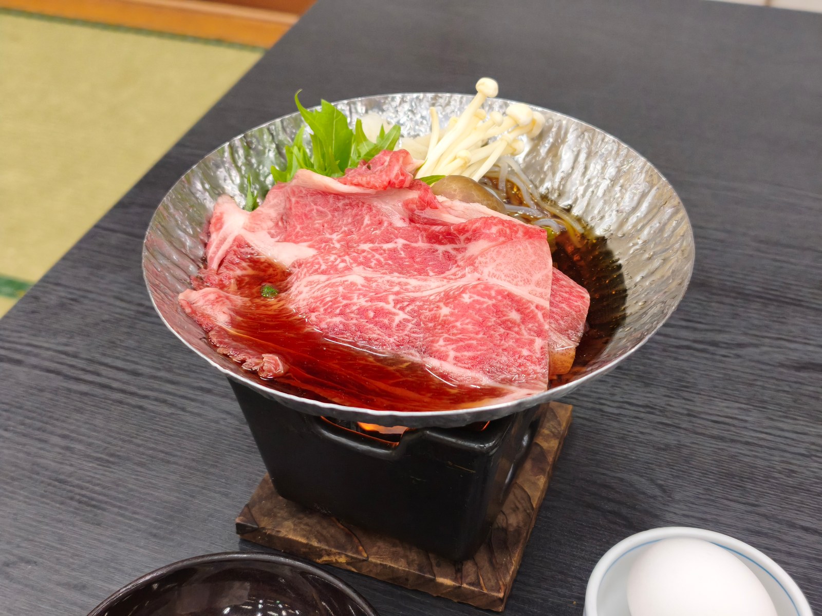 夕食の卓上に置かれた小鍋。