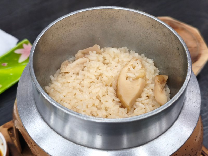 釜に盛られたご飯。