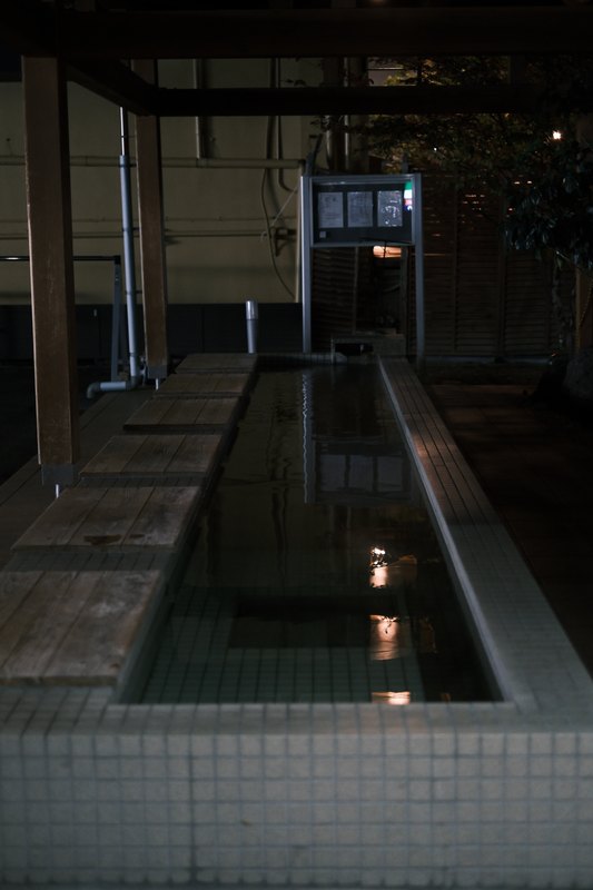 夜の街角に残る水面の反射。
