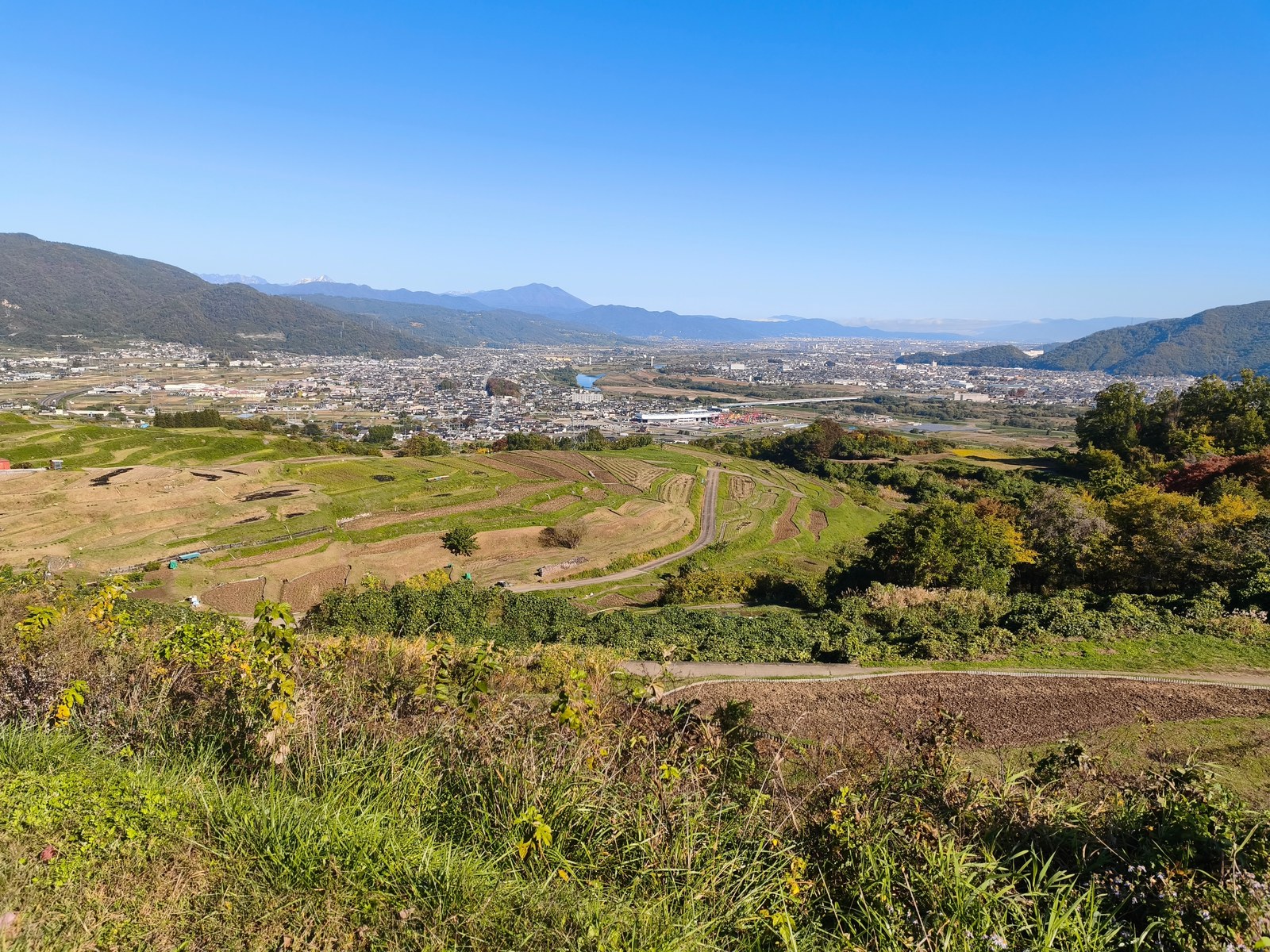 姨捨駅周辺。棚田の向こうに盆地が広がる。