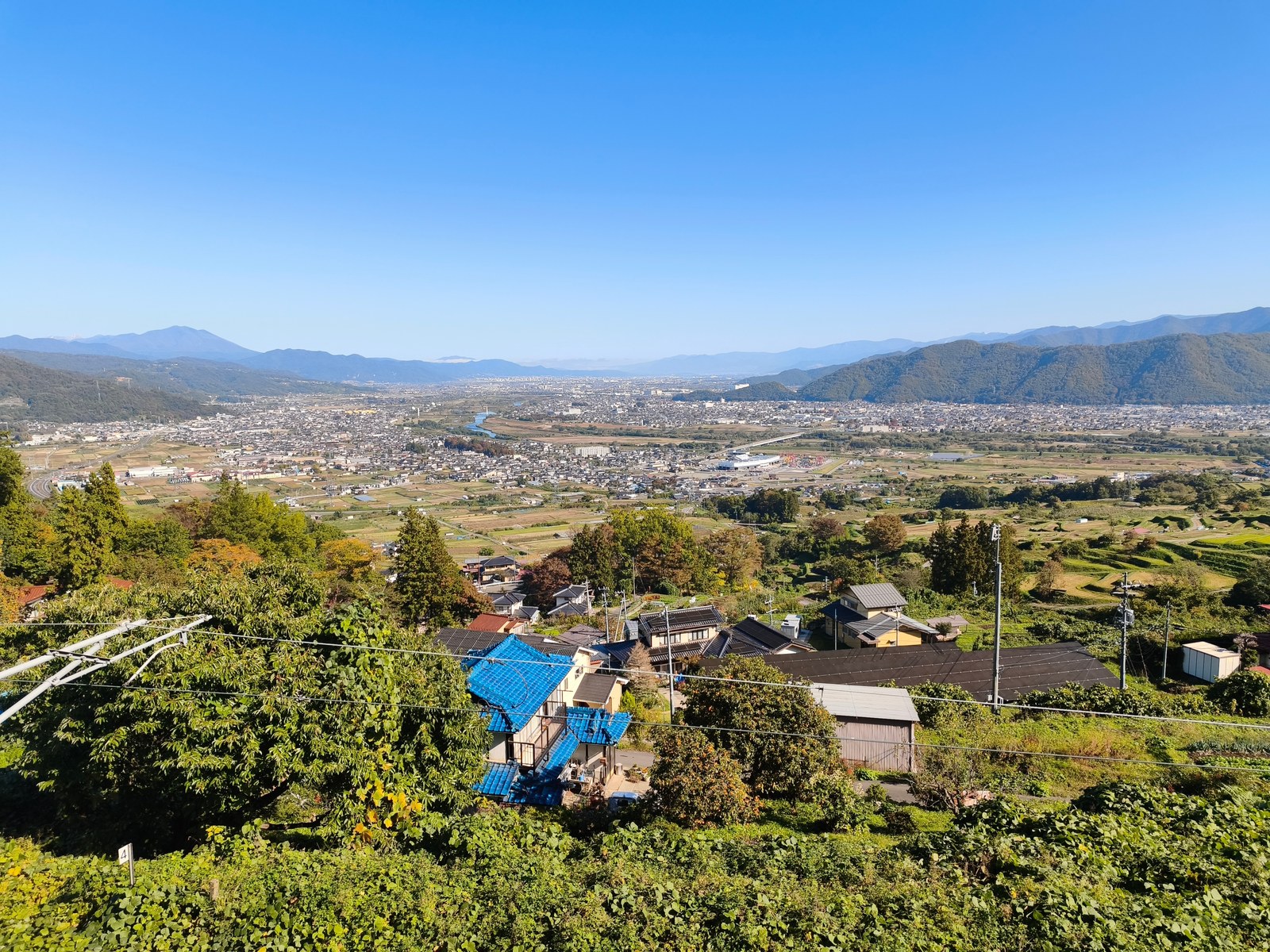 姨捨駅から見渡す、街と遠くの山並み。