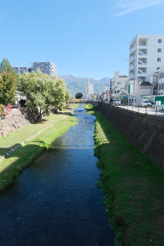 街中を流れる女鳥羽川。