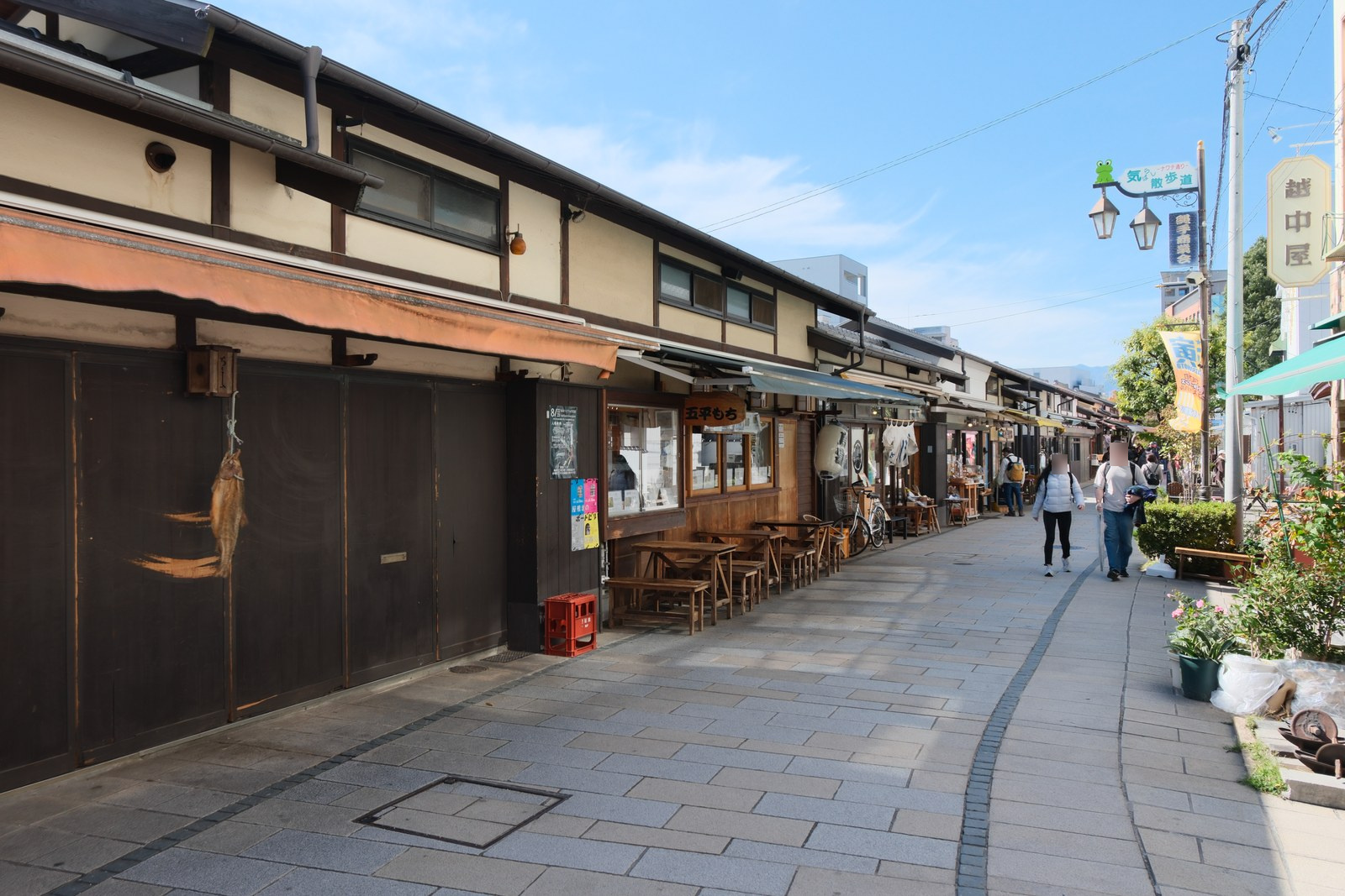 なわて通りに並ぶ店と、ゆるく曲がる道。