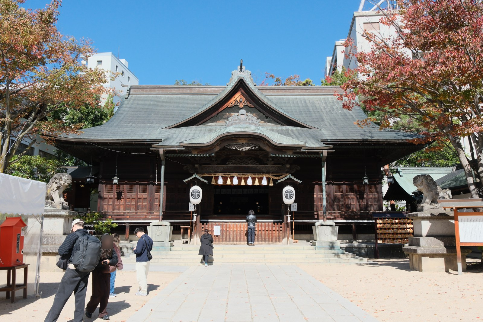 四柱神社の社殿と、境内の木々。