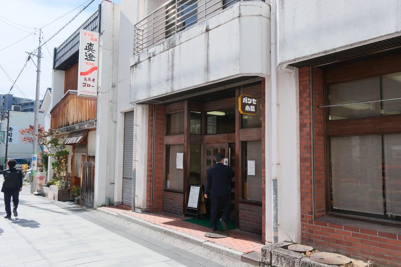 12:06ごろ、小松パンの店先。