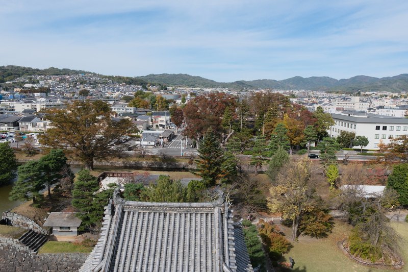城内の高い位置から見渡す、庭園と街。