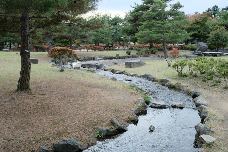 園内を流れる小さな水路。